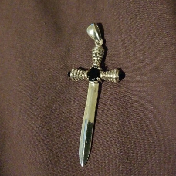 Effy Cross - Picture 2 of 2